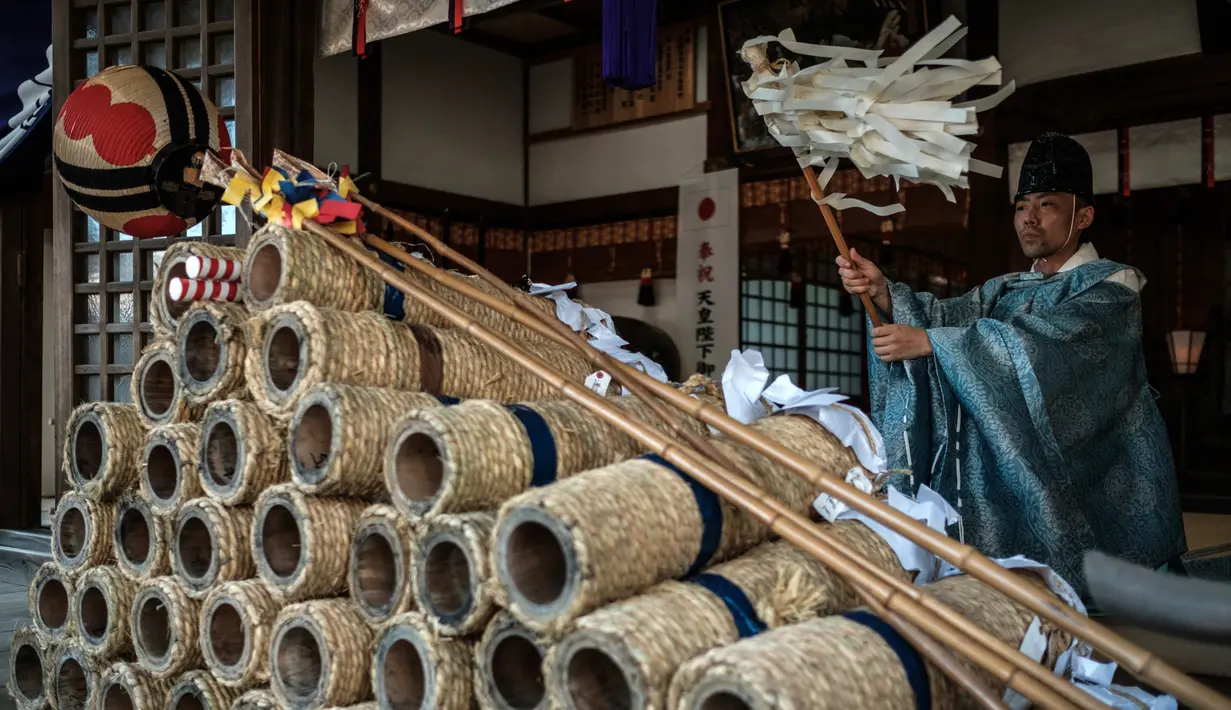 Seorang pendeta Shinto mendoakan Tezutsu hanabi atau kembang api genggam di Kuil Yoshida sebelum Festival Toyohashi Gion di Toyohashi, Jepang, Jumat (20/7). (Yasuyoshi CHIBA/AFP)