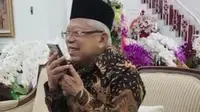 Wakil Presiden (Wapres) Ma'ruf Amin mendapatkan ucapan selamat milad ke-80 tahun dari Presiden Joko Widodo (Jokowi) melalui sambungan telepon. (Foto: BPMI Setwapres)