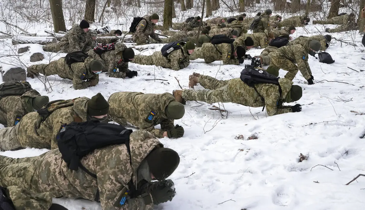 Anggota Pasukan Pertahanan Teritorial Ukraina, unit militer sukarelawan Angkatan Bersenjata, berlatih di taman kota di Kyiv, Ukraina, 22 Januari 2022. Puluhan warga sipil bergabung dengan tentara cadangan Ukraina dalam beberapa pekan terakhir di tengah ancaman invasi Rusia. (AP Photo/Efrem Lukatsky)