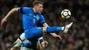 Pemain timnas Italia, Andrea Belotti menendang bola saat bertandnag ke markas timnas Inggris dalam  laga persahabatan di Stadion Wembley, London, Rabu (28/3).  Sempat tertinggal, Italia menahan imbang Inggris 1-1. (AP Photo/Alastair Grant)