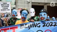 Massa Aliansi Mahasiswa Islam (AMI) mengenakan topeng saat menggelar aksi di depan Kedutaan Besar China, Jakarta, Jumat (14/1/2022). Massa meminta pemerintah Indonesia untuk berbicara menentang genosida yang terjadi pada muslim Uighur di Xinjiang. (Liputan6.com/Faizal Fanani)
