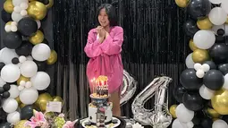 Meski memiliki kesibukan masing-masing, Angga Yunanda menyempatkan waktu untuk memberikan kejutan untuk sang kekasih. Ekspresi pemilik nama lengkap Shenina Syawalita Cinnamon pun tak bisa menyembunyikan rasa bahagianya. (Liputan6.com/IG/@angga)