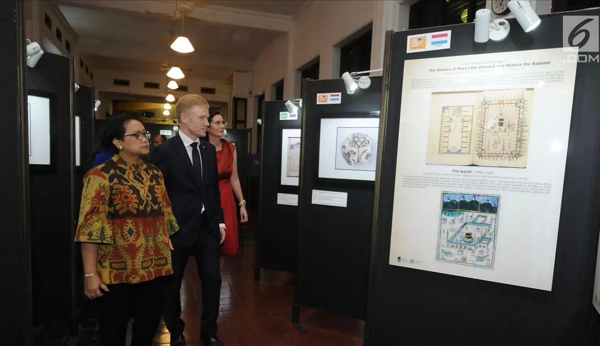 Menteri Luar Negeri Retno Marsudi (kiri) melihat pameran foto Islamic Art in the Collections of the European Museum pada perayaan Europe Day 2018 di Jakarta, Rabu (9/5). (Liputan6.com/Helmi Fithriansyah)