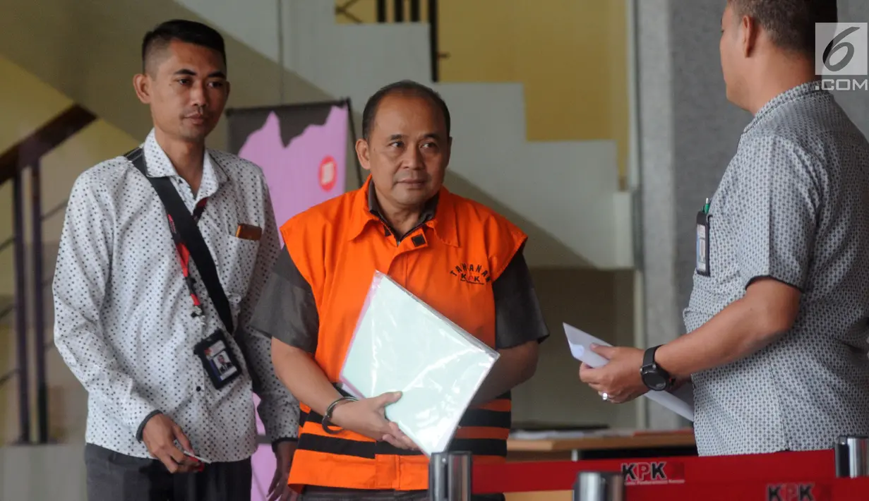 Kepala Dinas Pendidikan Kabupaten Cianjur Cecep Sobandi (tengah) usai menjalani pemeriksaan di Gedung KPK, Jakarta, Selasa (2/4). Cecep Sobandi diperiksa sebagai tersangka terkait dugaan gratifikasi atau suap Dana Alokasi Khusus (DAK) Pendidikan Kabupaten Cianjur TA 2018. (merdeka.com/Dwi Narwoko)