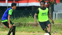Malang United membantu proses naturalisasi Ibrahim Conteh. (Bola.com/Iwan Setiawan)