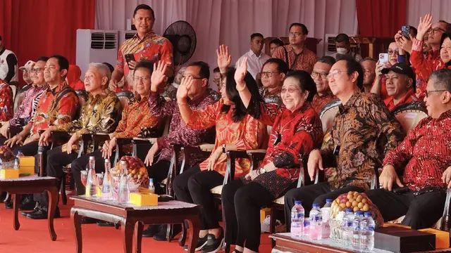 Ketua Umum PDIP Megawati Soekarnoputri bersama jajaran DPP PDIP dan Sejumlah Menteri