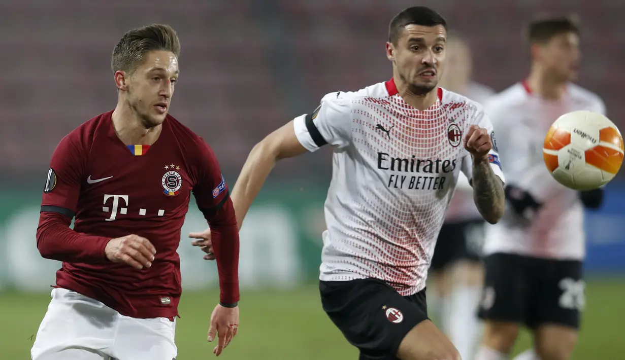 Gelandang Sparta Praha Tomas Wiesner menantang gelandang AC Milan, Rade Krunic pada pertandingan grup H Liga Eropa UEFA di Stadion Generali Arena, Jumat (11/12/2020) dini hari WIB.  AC Milan menutup fase grup Liga Europa dengan kemenangan tipis 1-0 atas tuan rumah Sparta Praha. (AP Photo/Petr David