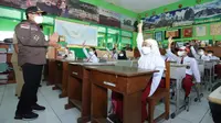 Wali Kota Malang, Sutiaji, di depan para siswa yang mulai belajar lagi setelah sekolah tatap muka resmi mulai dijalankan pada Senin, 19 april 2021 (Humas Pemkot Malang)
