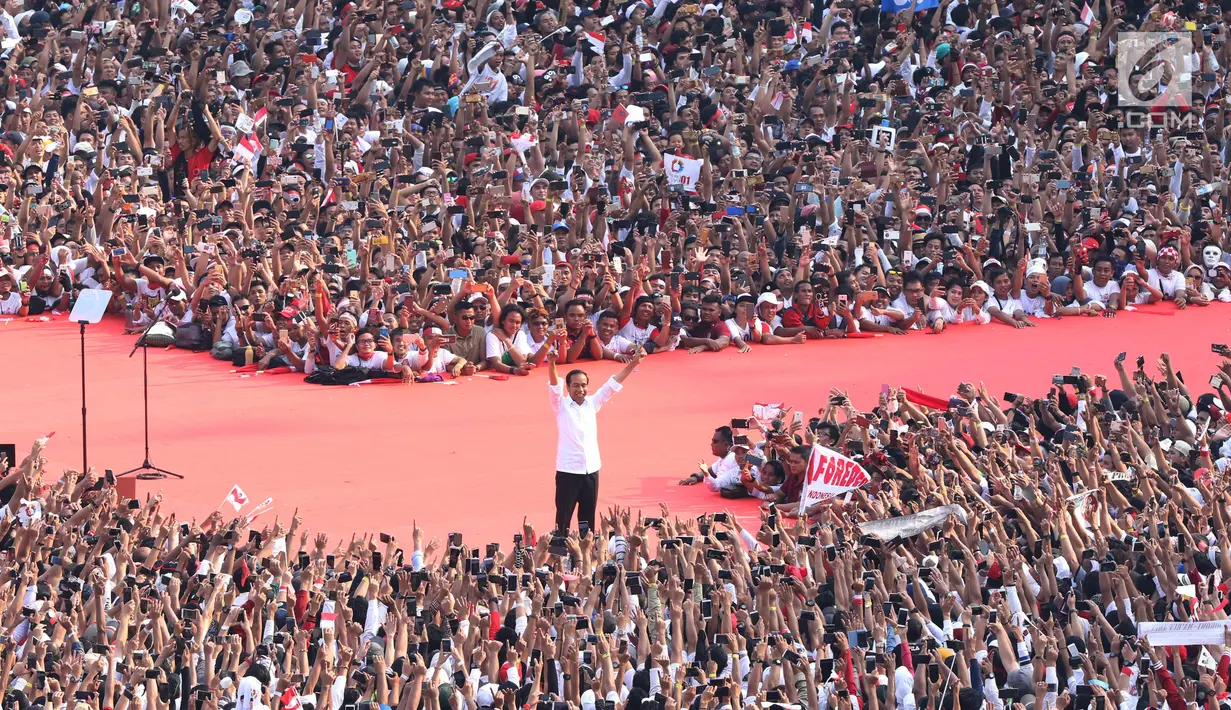 Capres 01 Joko Widodo mengacungkan jari saat kampanye akbar bertajuk 'Konser Putih Bersatu' di Stadion Gelora Bung Karno, Jakarta, Sabtu (13/4). Dalam kampanyenya Jokowi mengajak  untuk mencoblos pasangan 01 Jokowi-Ma'ruf Amin saat Pemilu 2019. (Liputan6.com/Angga Yuniar)