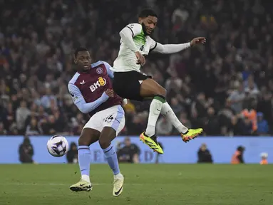 Penyerang Aston Villa Jhon Duran berebut bola dengan bek Liverpool Joe Gomez pada laga pekan 37 Liga Inggris 2023/2024 di Villa Park, Selasa (14/5/2024) dini hari WIB. (AP Photo/Rui Vieira)