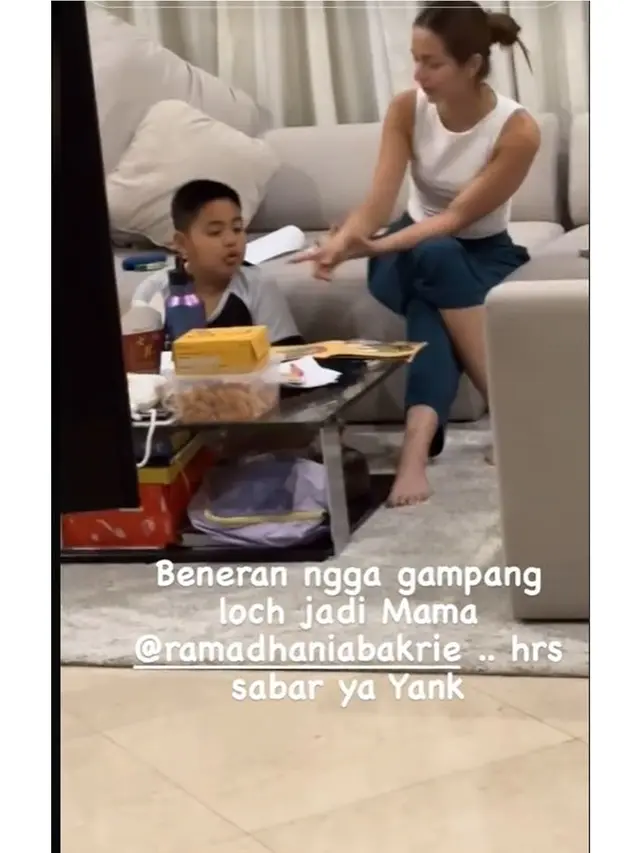 6 Potret Nia Ramadhani Temani Anak-Anaknya Belajar, Mikhayla Bikin Salah Fokus