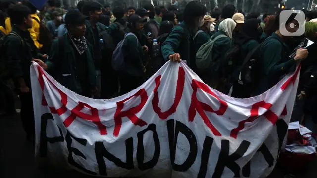 BEM SI Berunjuk Rasa di Patung Kuda Jakarta