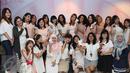 Bloggers foto bersama Brand Manager Ovale, Phang Visan Surianty (tengah bawah) usai  launching Ovale bedak dingin di Jakarta, (27/11). Ovale luncurkan produk terbaru Ovale Bedak Dingin Whitening dengan Ekstrak Mutiara. (Liputan6.com/Herman Zakharia) 