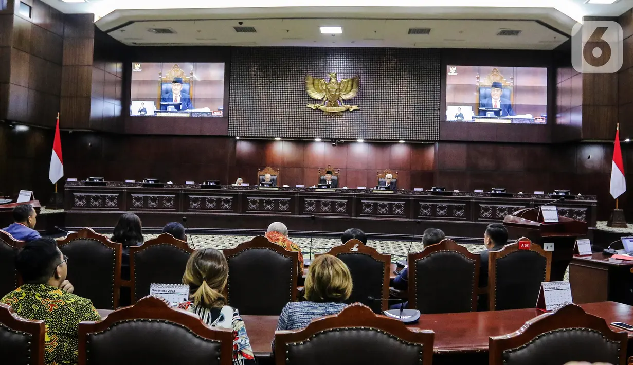 MKMK menjatuhkan sanksi teguran lisan secara kolektif kepada enam hakim konstitusi lantaran terbukti melanggar prinsip kepantasan dan kesopanan. (Liputan6.com/Angga Yuniar)