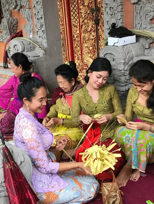 Seperti beberapa tahun belakangan ini, Happy Salma memutuskan menetap di Bali bersama sang suami, Tjokorda. Ia mengurangi kegiatannya di dunia yang membesarkan namanya setelah memiliki seorang putri, Tjokorda Sri Kinandari Kerthyasa.(Instagram/happysalma)