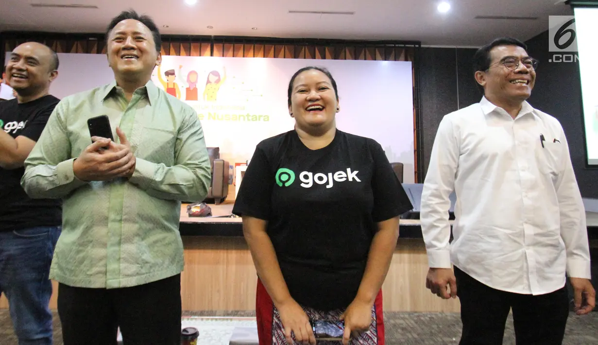 Deputi SDM Kementerian Koperasi dan UKM Rulli Nuryanto, Chief Public Policy and Government Relations Gojek Group Shinto Nugroho dan Kepala Bekraf Triawan Munaf saat seminar #GerakanOnlineNusantara "UMKM Kreatif dan Mandiri Kreasi Anak Bangsa", Jakarta, Selasa (27/8/2019). (Liputan6.com/Angga Yuniar)