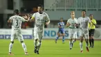 Hamka Hamzah (dua kiri) selaku kapten tim Rans Cilegon FC menyumbang satu dari dua gol yang diperoleh saat mengalahkan Persiba Balikpapan. (Bola.com/M Iqbal Ichsan)