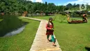Wisatawan menikmati Situ Rawa Gede yang Instagrammable di kawasan Puncak Dua, Sukamakmur, Bogor, Jumat (6/1/2023). Meski kawasan Puncak Dua belum dikembangkan secara maksimal oleh Pemkab Bogor dan pemerintah pusat, warga seputar Jabodetabek dan Cianjur tetap antusias mengunjungi kawasan ini sebagai tempat wisata alternatif selain kawasan Puncak dan sekitarnya yang selalu didominasi kemacetan lalu lintas. (merdeka.com/Arie Basuki)