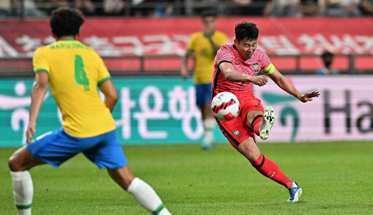 'Hei Son, tentu saja ia mengenal Anda, kawan. Sama seperti Anda mengaguminya, ia juga mengagumi Anda. Anda seorang bintang, Anda banyak memainkan bola'. Jawab Emerson. Musim ini Son Heung-min tampil gemilang bersama Tottenham Hotspur. Ia mampu menyabet gelar sepatu emas Liga Inggris bersama Mohamed Salah dan sukses mengantarkan The Lillywhites untuk masuk ke Liga Champions musim depan. (AFP/Jung Yeon-je)