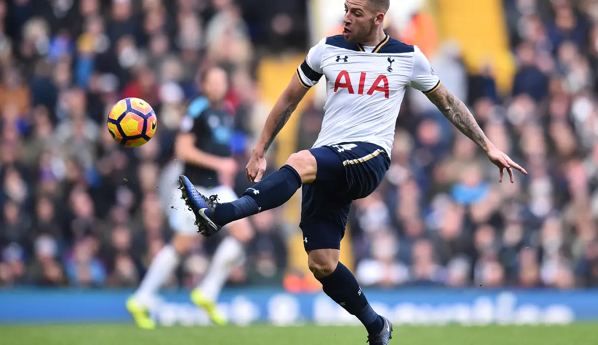 Dalam statistiknya, Toby memenangkan 68% tekel bersih, 17 intersept dan membuat 118 sapuan. Angka terebut membuatnya diminiati Manchester United. (AFP/Glyn Kirk)
