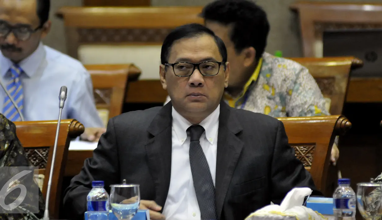 Gubernur BI,  Agus D.W. Martowardojo saat menghadiri Rapat Kerja dengan Komisi XI DPR di Kompleks Parlemen Senayan, Jakarta, Kamis (14/7). Rapat tersebut membahas Asumsi Dasar dalam RAPBN 2017. (Liputan6.com/Johan Tallo)