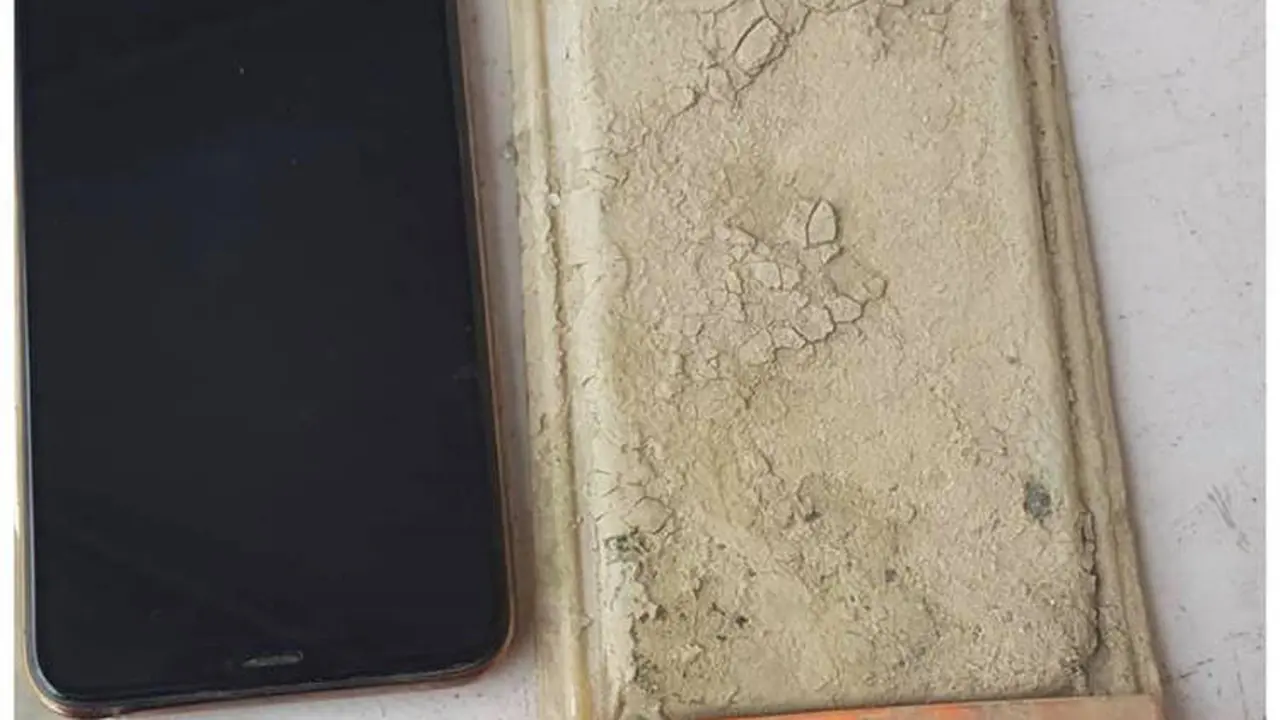 jatuh ke danau selama setahun, iphone ini masih menyala