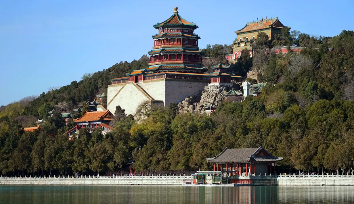 Foto yang diabadikan pada 23 November 2020 ini menunjukkan pemandangan Istana Musim Panas di Beijing, ibu kota China. (Xinhua/Ren Chao)
