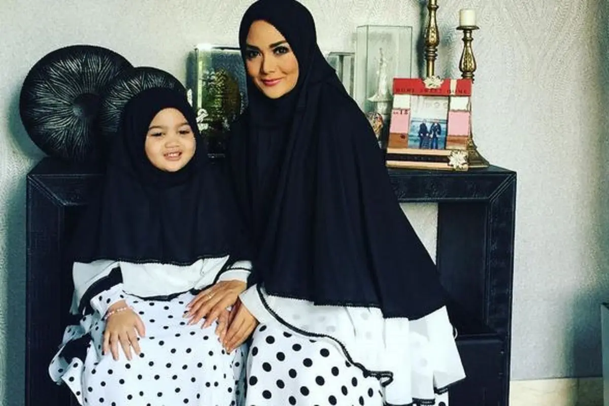 [Bintang] Krisdayanti dan Amora