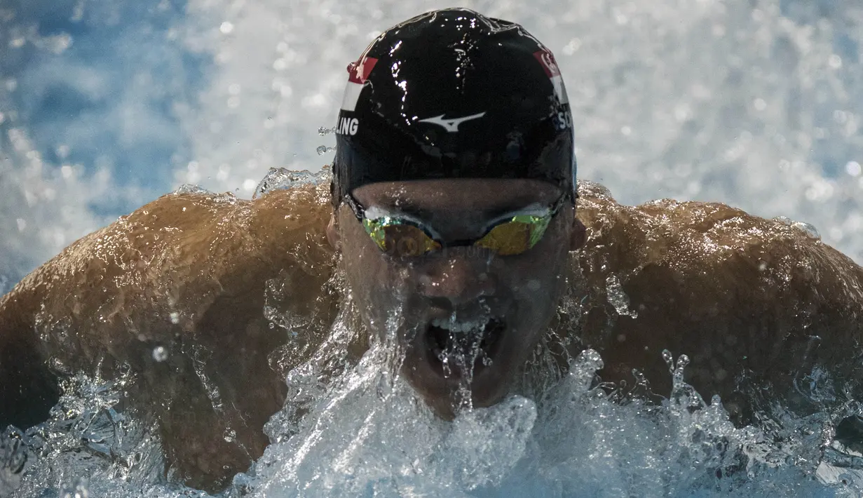 Perenang Singapura, Joseph Schooling, meraih emas SEA Games cabang renang nomor 200 meter kupu-kupu di National Aquatic Stadium, Kuala Lumpur, Rabu (23/8/2017). Schooling meraih emas dengan catatan waktu 51,38 detik. (Bola.com/Vitalis Yogi Trisna)