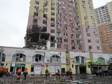 Tim penyelamat bekerja di lokasi bangunan yang rusak akibat serangan Rusia di Kyiv, Ukraina, Sabtu, 27 Desember 2025. Sejak Sabtu 27 Desember 2025 dini hari waktu setempat, ibu kota Ukraina, Kyiv, berada di bawah serangan besar-besaran Rusia. (AP Photo/Efrem Lukatsky)