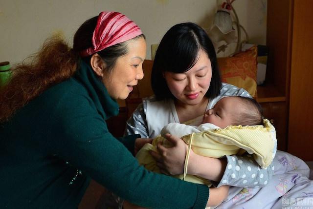 Gong Xingfang juga membagi ilmunya merawat bayi dengan baik kepada ibu bayi | Photo: Copyright shanghaiist.com