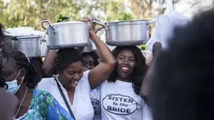 Anggota keluarga mempelai wanita mengantarkan makanan untuk mempelai pria dalam upacara Icilanga Mulilo di Lusaka, Zambia (5/9/2020/). Icilanga Mulilo, yang secara tradisional dipraktikkan oleh warga Zambia yang berbahasa Bemba, merupakan upacara sebelum pernikahan. (Xinhua/Martin Mbangweta)