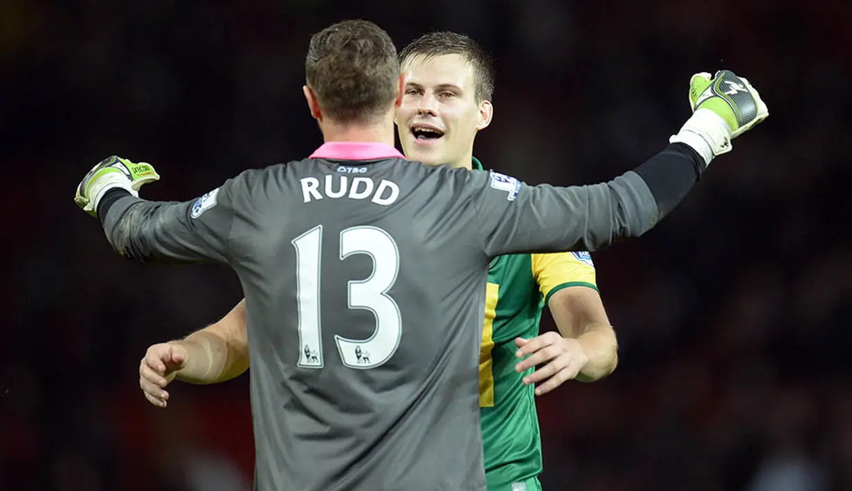 Kiper Norwich, Deden Rudd, merayakan kemenangan bersama bek Ryan Bennett, usai menang 2-1 melawan MU di Stadion Old Trafford. (AFP/Oli Scarff)