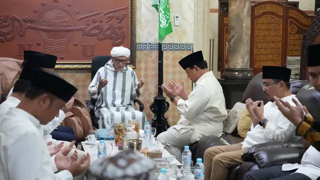 Ketua Umum Partai Gerindra, Prabowo Subianto mendatangi Pengasuh Pondok Pesantren (Ponpes) Miftachus Sunnah yakni Miftachul Akhyar