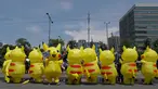 Aktivis lingkungan mengenakan kostum Pikachu saat berujuk rasa di depan kedutaan besar Jepang di Manila, Filipina, Selasa (25/6/2019). Para aktivis memprotes Jepang untuk menghentikan pembiayaan batu bara saat mereka bersiap untuk menjadi tuan rumah KTT G20. (AF Photo/Aaron Favila)