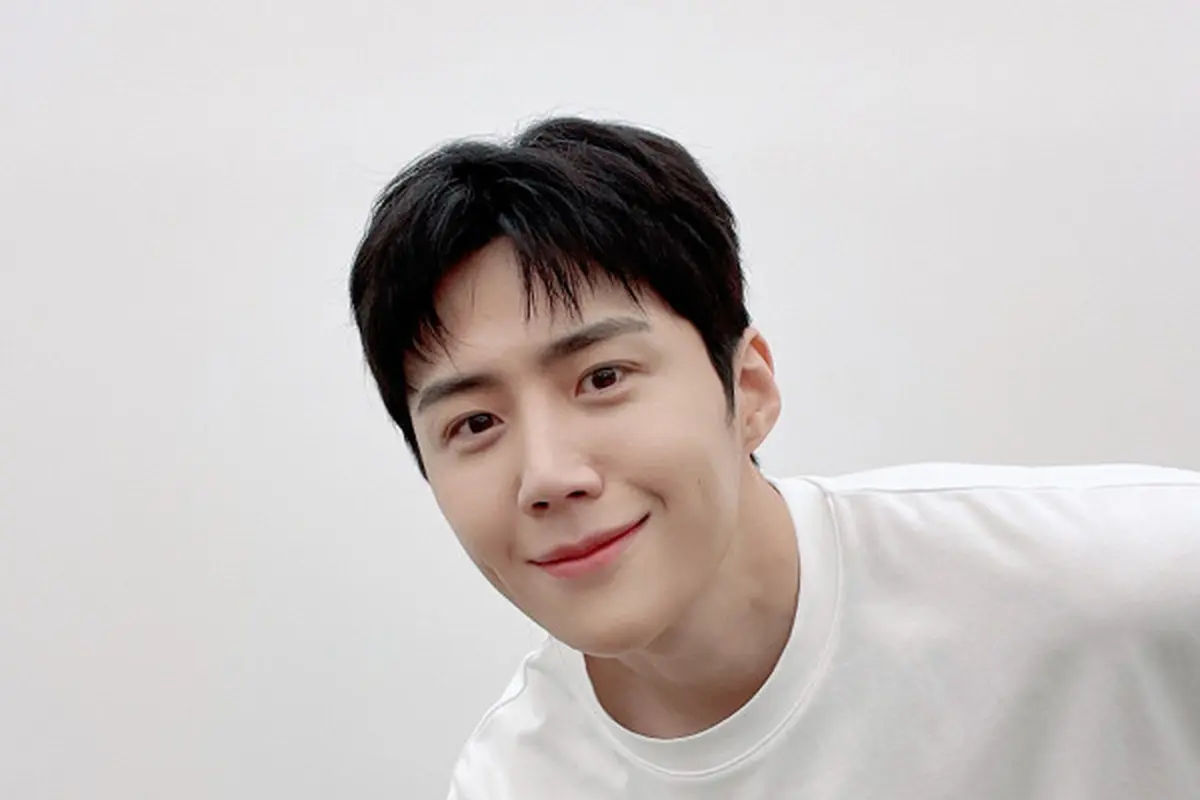 Weverse Kim Seon Ho resmi dibuka untuk seluruh penggemar pada Kamis, 19 Januari 2023. Kim Seon Ho menyapa para Seonhohada dan mengunggah foto baru untuk memamerkan rambut barunya (Sumber foto: Weverse Kim Seon Ho)