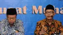 Ketua Umum PP Muhammadiyah, Haedar Nashir (kanan) memberi tanggapan usai pembacaan pernyataan sikap PP Muhammadiyah terhadap Pilkada Serentak 15 Februari di Jakarta, Senin (13/2). Ada tujuh butir pernyataan sikap. (Liputan6.com/Helmi Fithriansyah)