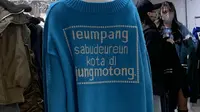 Sweater dengan tulisan bahasa Sunda ditemukan di Shinjuku Jepang. (dok. X @SoniaEryka/https://twitter.com/SoniaEryka/status/1724646980448846299/photo/1)