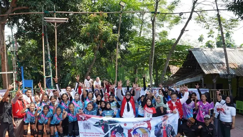 Relawan pendukung bakal calon presiden (capres) Ganjar Pranowo mengadakan kegiatan Liga Voli Ganjar Pranowo di Kabupaten Karawang, Jawa Barat pada Sabtu (29/7/2023).