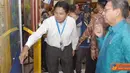 Citizen6, Jakarta: Wapres RI, Boediono beserta Menko Perekonomian, Hatta Rajasa sedang mendapat penjelasan dari Manajer Senior Komunikasi Korporat PLN, Bambang Dwiyanto, tentang program unggulan PLN 2011, di JCC Senayan, Jakarta, Selasa (12/4). (Agus)