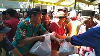 Pasar murah PT KAI di Kecamatan Sliyeg Kabupaten Indramayu Jawa Barat. Foto (Liputan6.com / Panji Prayitno)