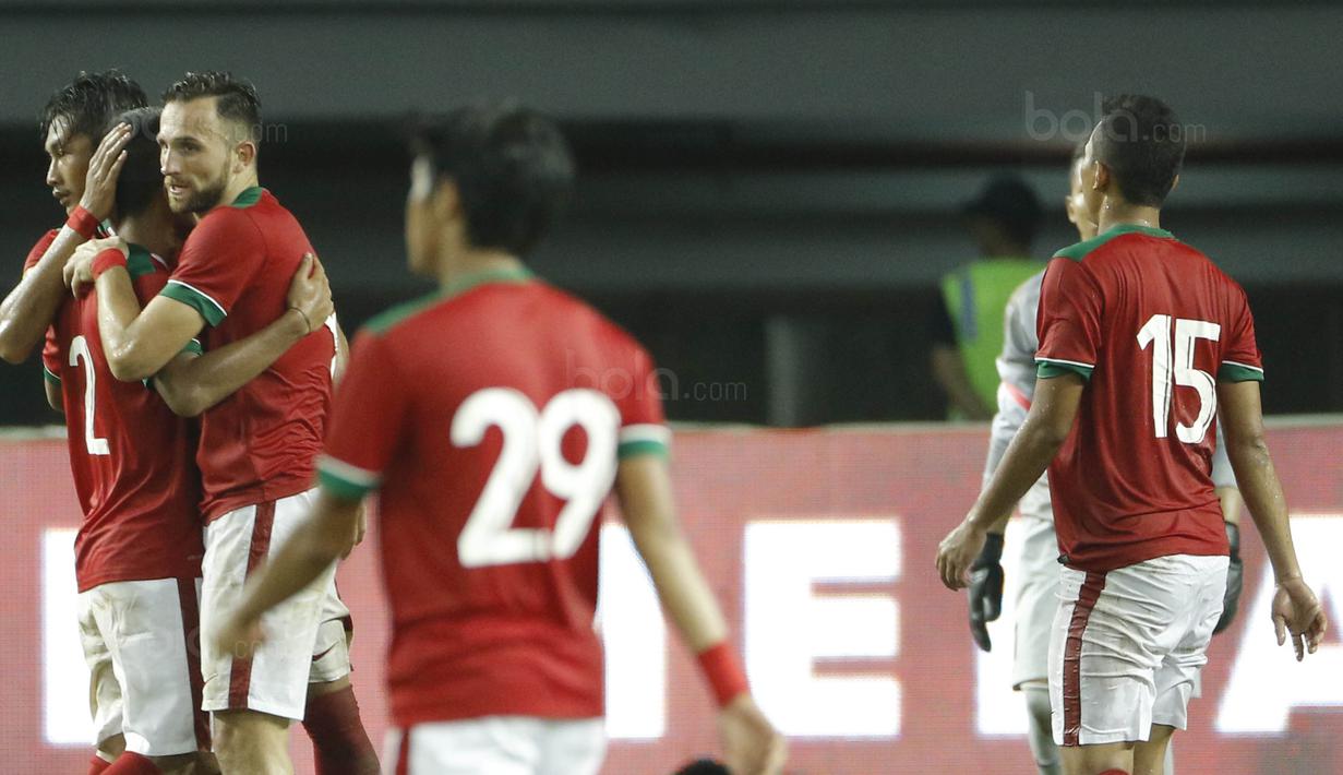 Pemain Indonesia merayakan kemenangan atas Guyana pada laga persahabatan di Stadion Patriot, Bekasi, Sabtu (25/11/2017). Indonesia menang 2-1 atas Guyana. (Bola.com/M Iqbal Ichsan)