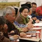 Ketua Dewan Pengarah BPIP Megawati Soekarnoputri saat berdialog dengan Presiden Jokowi di Istana Merdeka, Jakarta, Kamis (22/3). Megawati berharap dengan diubahnya Unit Kerja menjadi BPIP kinerja anggotanya bisa lebih baik. (Liputan6.com/Angga Yuniar)