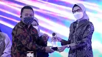 Koordinator Humas Kemenko Marves, Khairul Hidayati mewakili kementerian menerima penghargaan di Ajang PR Indonesia Awards 2022.