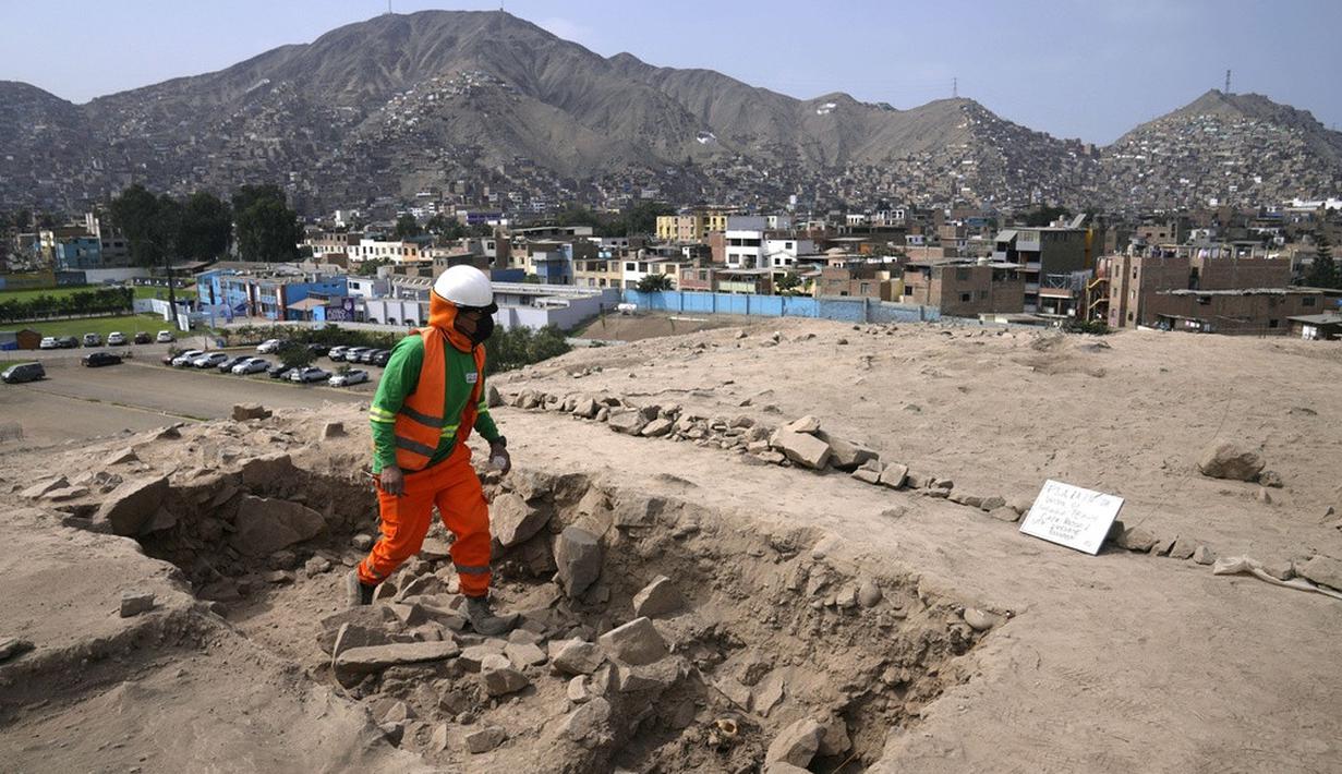 <p>Diperkirakan mumi berasal dari kebudayaan Manchay yang berada di lembah Lima pada 1500 sampai 1000 sebelum masehi. Arkeolog Miguel Aguilar mengatakan, mumi kemungkinan terkait pembangunan kuil berbentuk u yang menghadap ke arah matahari terbit. (AP Photo/Martin Mejia)</p>