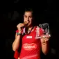 Carolina Marin berpose dengan medali emas dan trofi Kejuaraan Dunia Bulutangkis 2015. Minggu (16/8/2015). (Bola.com/Arief Bagus)