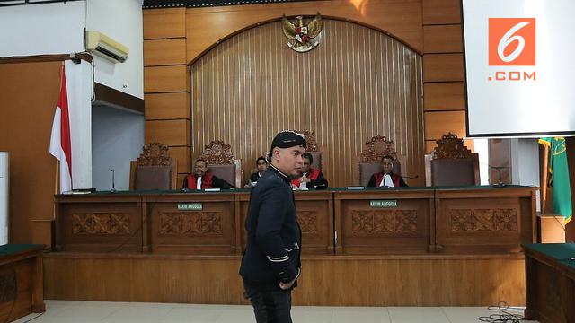 [Bintang] Ahmad Dhani di PN Jaksel