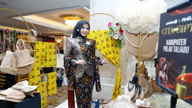 Mengintip Gaya Anggun Zahra Yolanda dalam Balutan Wastra Khas Daerah