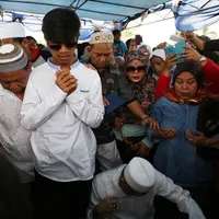 Di depan makam Olga Syahputra, semua anggota keluarga hadir untuk mendoakan (Foto: Muhammad Akrom Sukarya)