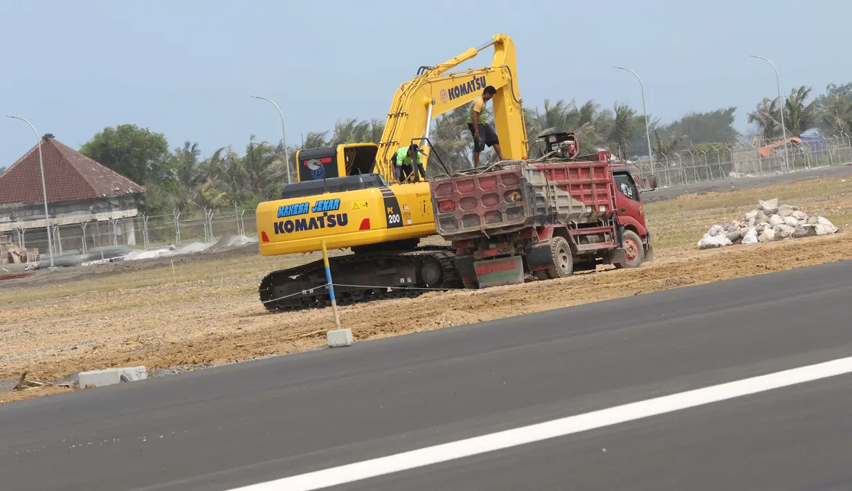 Aktivitas pekerja menyelesaikan salah satu area di sisi landasan pacu atau runway Bandara Internasional Yogyakarta, Kulon Progo, DI Yogyakarta, Rabu (24/4). Landasan pacu Bandara Internasional Yogyakarta memiliki panjang 3.250 meter dengan lebar 45 meter. (Liputan6.com/Helmi Fithriansyah)